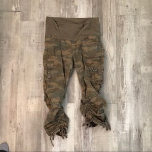 Old Navy maternity camo crop pants Medium